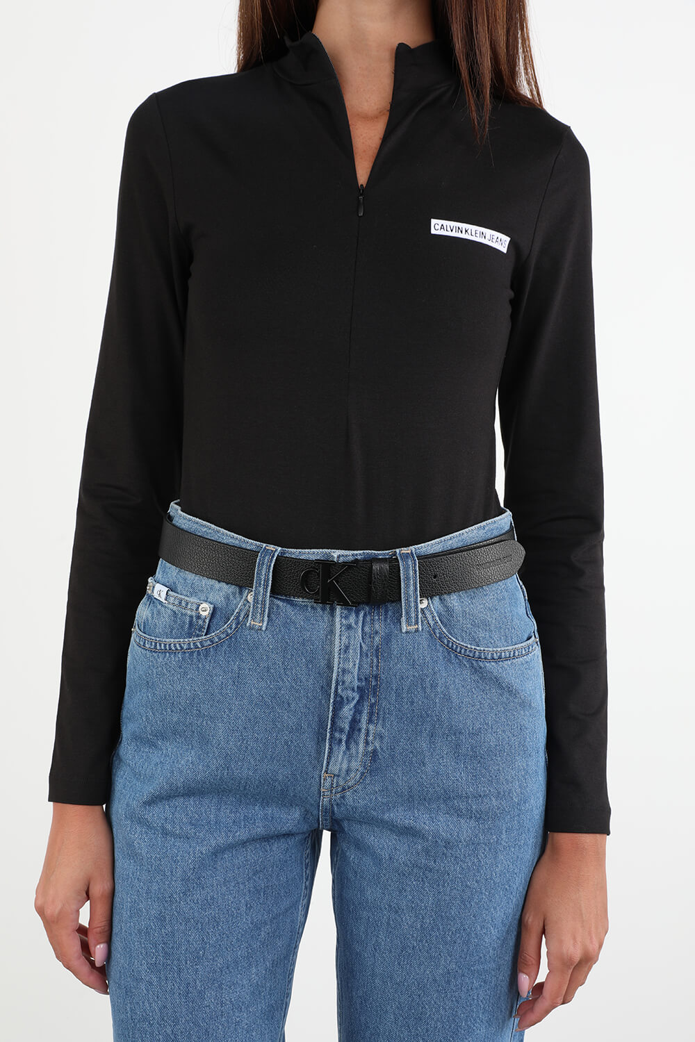 תמונת כל הלוק של חגורת לוגו מעור מגורען בצבע שחור